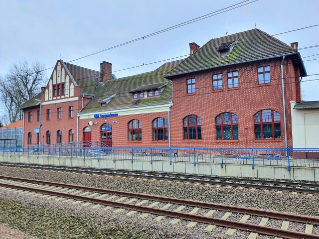 Dworzec zyskał elewację nawiązująca do jego historycznego wyglądu.
