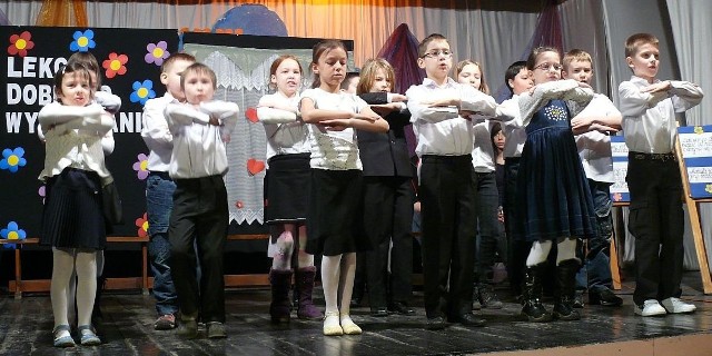 Uczniowie Szkoły Podstawowej numer 1 w Staszowie zainaugurowali występy podczas Festiwalu Kultury Szkół. Lekcję dobrego wychowania w ich wykonaniu nagrodzono gromkimi brawami.