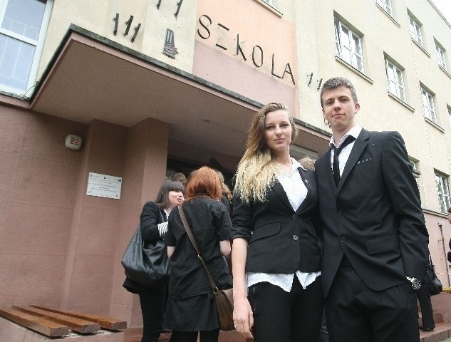 Agnieszka Pogoda i Jakub Nester, absolwenci XXVI LO, cieszą się, że test z języka polskiego nie był trudny.