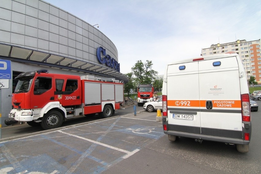 Wrocław: Zapach gazu w CH Borek. Interweniowała straż i pogotowie gazowe na miejscu (FOTO)