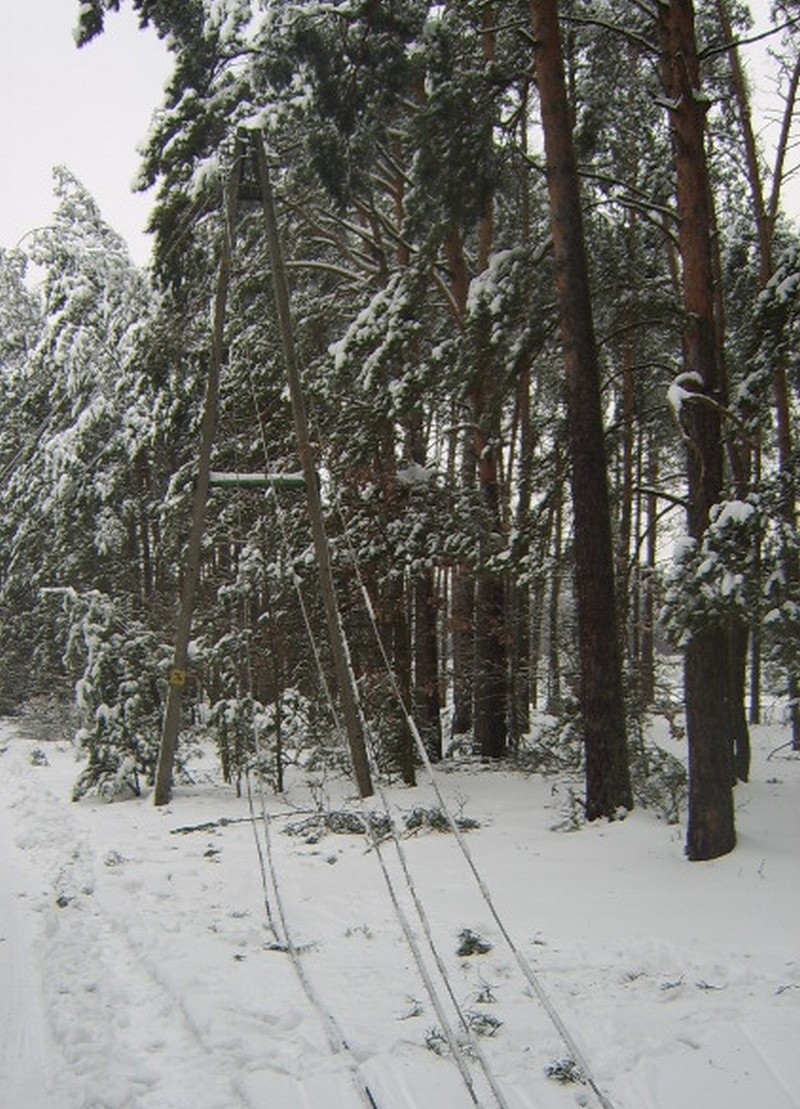 Linie energetyczne pozrywane, nie dzialają tez telefony....