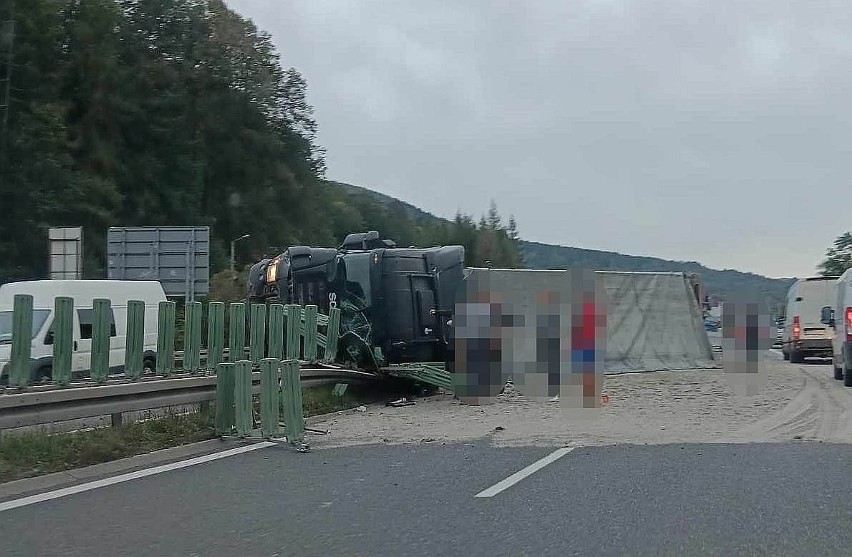 Ciężarówka wykosiła bariery na zakopiance w Pcimiu. Duże utrudnienia w ruchu