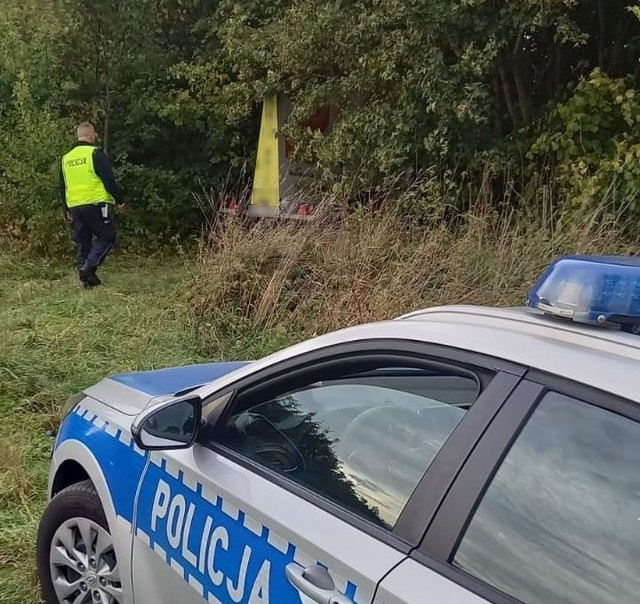 Skradzioną i porzuconą lawetę policjanci znaleźli w zaroślach koło Malborka.