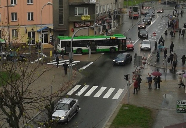 Kierowca autobusu wymusił pierwszeństwo na kierowcy seata na ulicy Malmeda w Białymstoku.