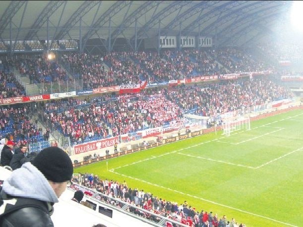 &#8211; Spotkałem się ostatnio z projektantami stadionów: Legii, Narodowego, Śląskiego &#8211; mówi Jarosław Mroczek, wiceprezes Pogoni i przewodniczący Komitetu ds. Budowy Stadionu. &#8211; Były to bardzo długie i interesujące rozmowy, które utwierdziły nas w przekonaniu, że stadion da się zbudować w określonym czasie. Wkróce zwołamy zebranie i wszystkich poinformujemy o naszych propozycjach. Na zdjęciu nowy stadion w Poznaniu, który podczas meczu Polska &#8211; WKS odwiedziła liczna rzesza fanów ze Szczecina