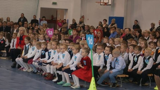 Dzieci w SP nr 1 uczą się na dwie zmiany. Także najmłodsze klasy. Część z nich przychodzi do szkoły na godz. 12.