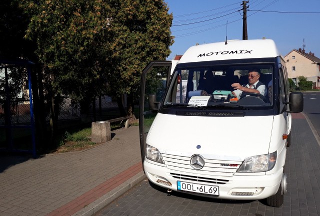 Busy prywatnych przewoźników odjeżdżają z przystanku naprzeciwko dworca PKP w Oleśnie.