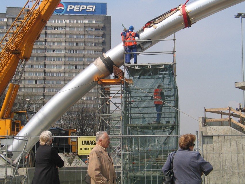 Budowa konstrukcji na rondzie w Katowicach