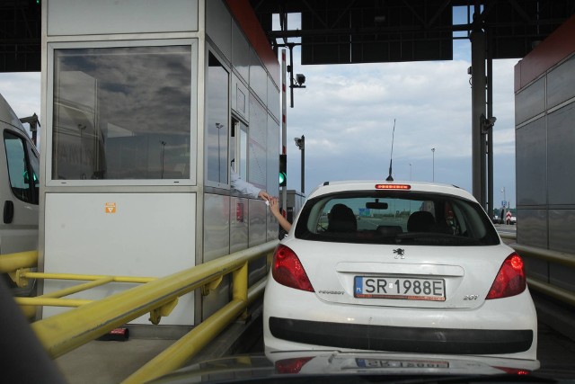 Szlabany przy bramkach na autostradzie A4 w Gliwicach Sośnicy znikną 1 grudnia. Od 1 czerwca będą tu równolegle obowiązywały dwa systemy poboru opłat viaTOLL i e-TOLL.Zobacz kolejne zdjęcia. Przesuwaj zdjęcia w prawo - naciśnij strzałkę lub przycisk NASTĘPNE