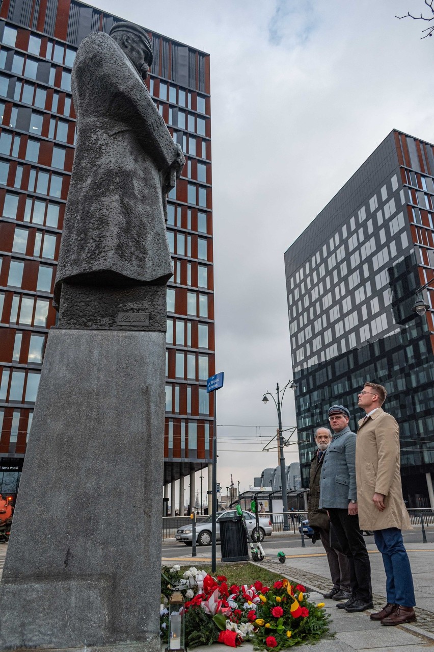 Tradycyjne imieniny Marszałka Józefa Piłsudskiego świętowano w Łodzi. Kwiaty przed pomnikiem i wykład. Zobaczcie zdjęcia 