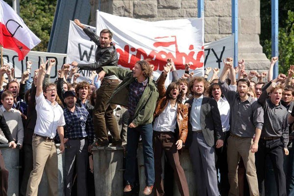 Sceny zbiorowe zostały nakręcone z dużym rozmachem