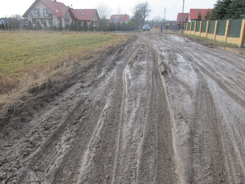 Zdjęcia  zostały zrobione właśnie po wyrównaniu drogi -...