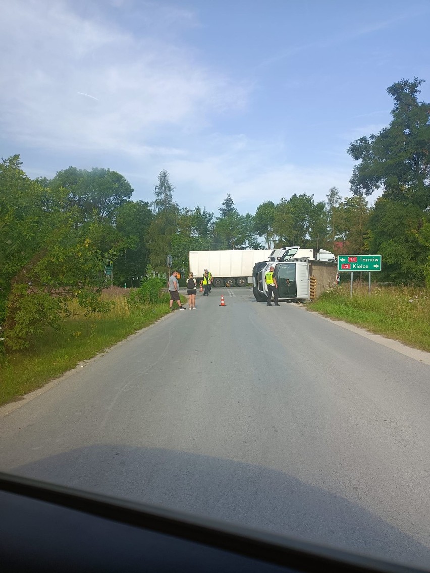 Wypadek na krajowej trasie numer 73 w gminie Morawica. Bus zderzył się z ciężarówką