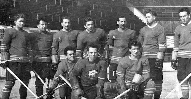 Rok 1954. Hokeiści lodowi: Kukawka, Polak, Kwaśniewski, Kędzierski, Dybowski, Bednarski, Zieliński, Romanowski, Tulidziński i Żebrowski