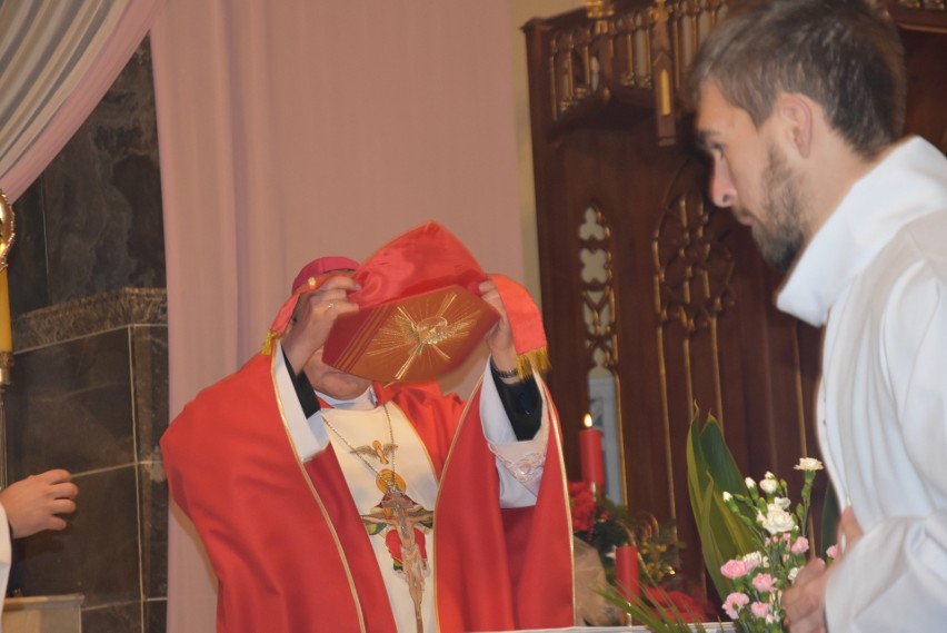 Bierzmowanie w kościele pw. św. Stanisława Biskupa i Męczennika w Myszkowie ZDJĘCIA