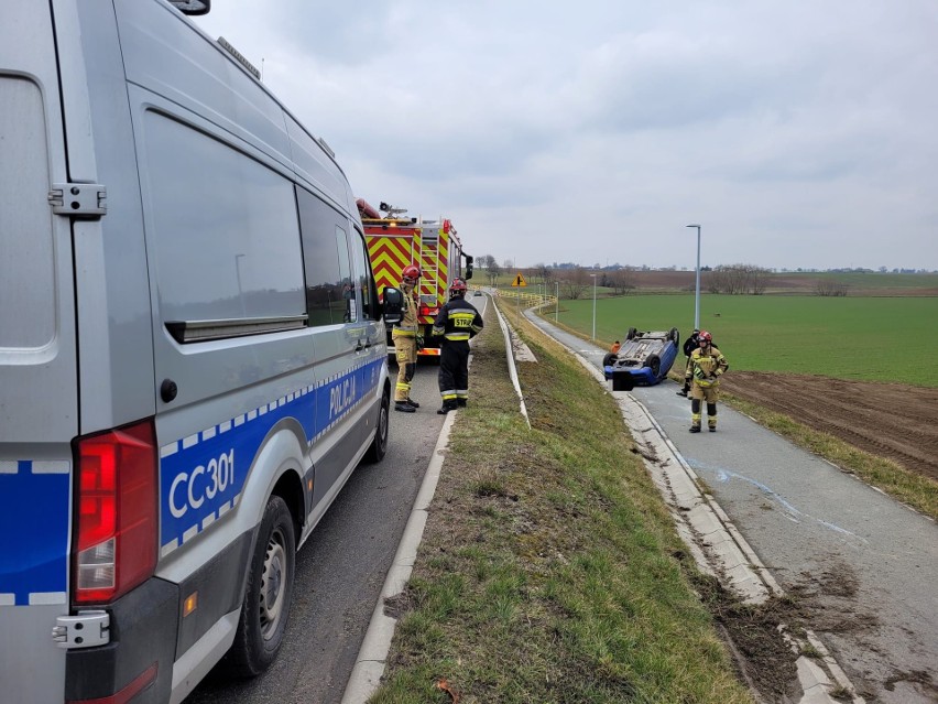 Osobowa skoda zjechała z drogi i spadła na ścieżkę rowerową....