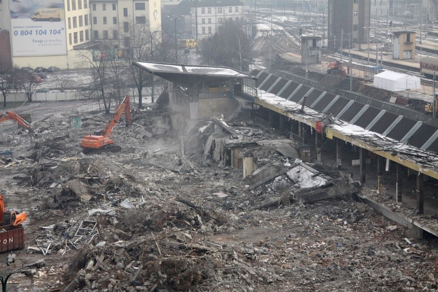 Katowice: plac Szewczyka w trakcie przebudowy. Burzenie...