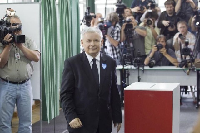 Jarosław Kaczyński. Kolejne osoby opuszczają szeregi jego partii.