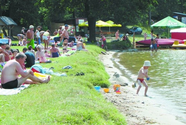 W Augustowie, na plaży przy Hetmanie, brakuje pomostów. Za to jest wiele atrakcji, z których mogą skorzystać dzieci.