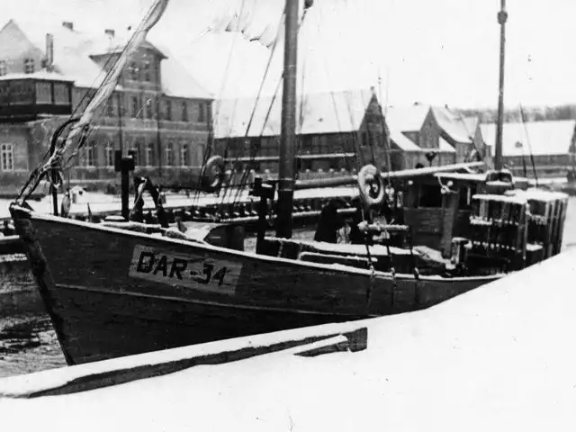 Kuter "Dar-34&#8221;. To na jego pokładzie dwaj młodzi ludzie próbowali uciec na Bornholm. Ta ucieczka się nie udała.  
