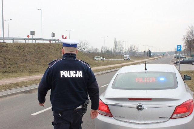 Od czwartku do niedzieli policjanci toruńskiej drogówki prowadzili wzmożone kontrole kierowców i pieszych na drogach krajowych.