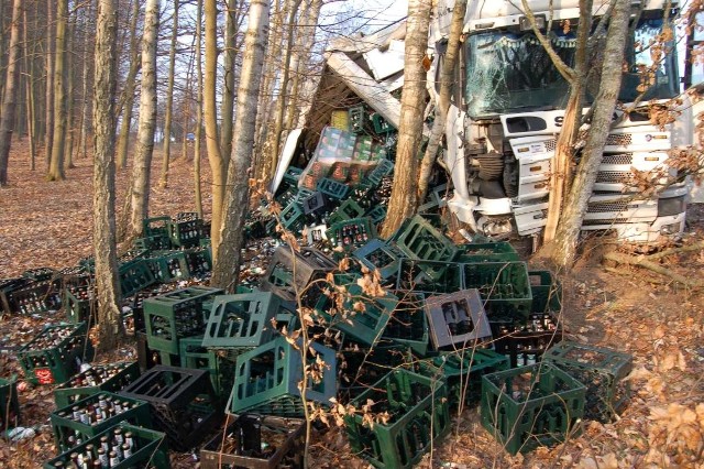 Tir wyładowany piwem wywrócił się na drodze krajowej nr 11 koło Szczecinka. Nikomu nic się nie stało.