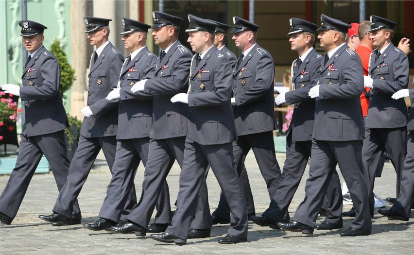 Wrocław: Apel, defilada, wystawa sprzętu - żołnierze świętowali w Rynku (ZDJĘCIA)