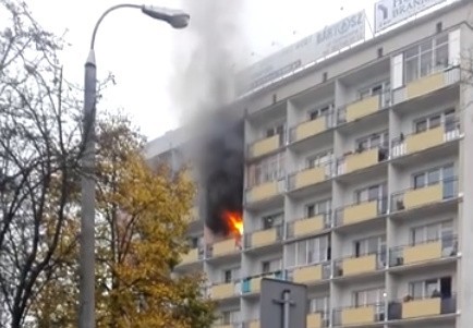 Pożar na al. Piłsudskiego. Wybuch w bloku wielorodzinnym (zdjęcia, wideo)