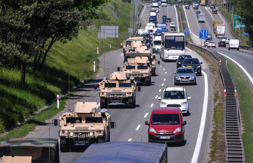 Przejazd kolumny amerykańskich wojsk autostradą