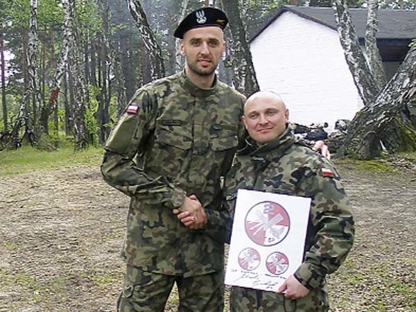 Marcin Gortat (od lewej) w specjalnie dla niego uszytym mundurze i st. sierż. Jacek Żebryk na terenie 1. Brygady Pancernej w Wesołej. Koszykarz nie ukrywa że żołnierze sš dla niego bohaterami i nie rozumie dlaczego w Polsce obraża się ich na forach internetowych.