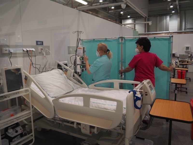 Padł rekord zajętych łóżek w łódzkim szpitalu Biegańskiego na oddziale covidowym. W weekend zostanie powiększony szpital tymczasowy