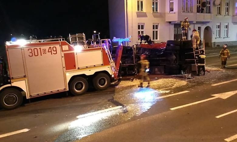 Wypadek na ulicy Tuwima w Słupsku. Samochód osobowy uderzył w wóz strażacki [ZDJĘCIA, WIDEO]