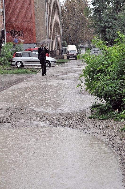 Tak wygląda droga prowadząca do Przedszkola Integracyjnego numer 9 w Tarnobrzegu. Po opadach deszczu tworzą się ogromne kałuże, które utrudniają dotarcie do placówki.