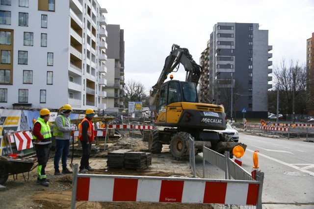 Trwają prace w rejonie skrzyżowania ulic Puszkarskiej i Walerego Sławka.