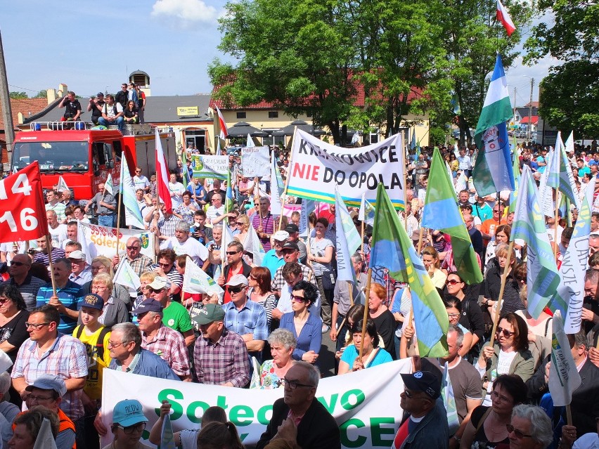 Manifestacja przed urzędem gminy w Dobrzeniu Wielkim.