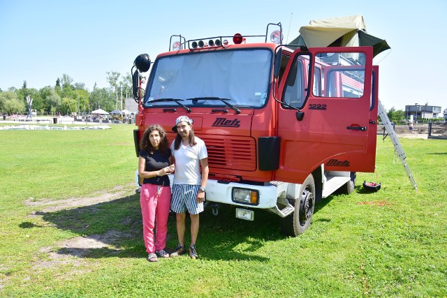 Basia, Jacek i ich turystyczny wóz strażacki nad jeziorem Małym w Żninie.