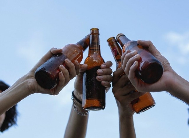 W gminie Miastko przez cały 2024 rok trwa kampania społeczna „Nie sprzedawaj alkoholu mojemu dziecku”. Organizatorzy przypominają sprzedawcom, właścicielom sklepów oraz wszystkim dorosłym, że sprzedaż alkoholu nieletnim jest przestępstwem.