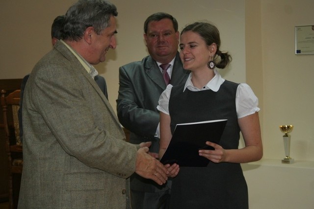 Jagoda Przystup otrzymała stypendium ufundowane przez Bank Spółdzielczy w Chełmnie. Pogratulował jej Tadeusz Szczepanek, członek Zarządu BS.
