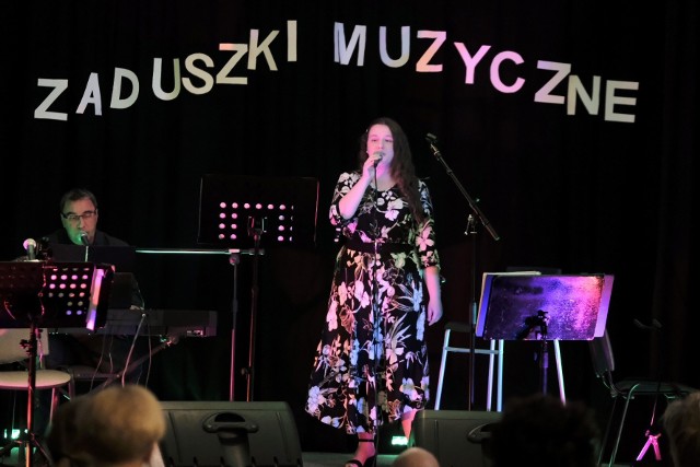 "Muzyczne Zaduszki" w Dąbrówce w Poznaniu. Zaśpiewano piosenki nieżyjących polskich artystów.