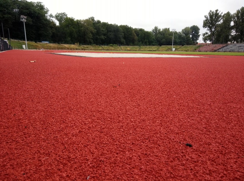 Trwa budowa bieżni wokół płyty stadionu miejskiego w...