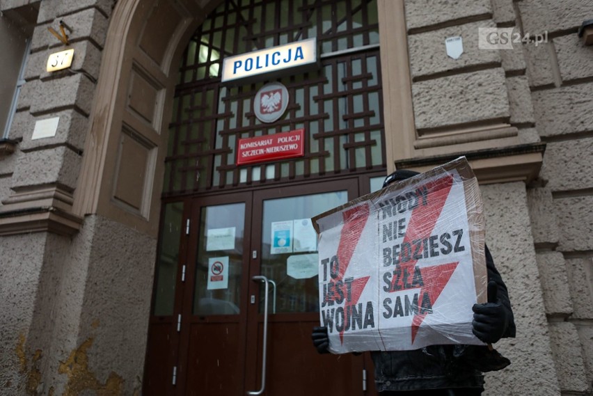 Solidarnie z Dagmarą. Pikieta przed komisariatem policji w...