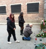 Znicze pamięci zapłonęły przed Ścianą Śmierci KL Auschwitz w przeddzień 79. rocznicy wyzwolenia obozu. Zdjęcia