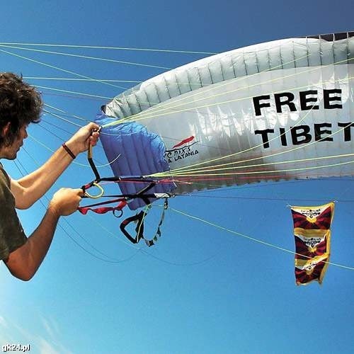 Uczestnicy &#8222;Klucza Wolności&#8221; rozpościerali flagi Tybetu na niebie.