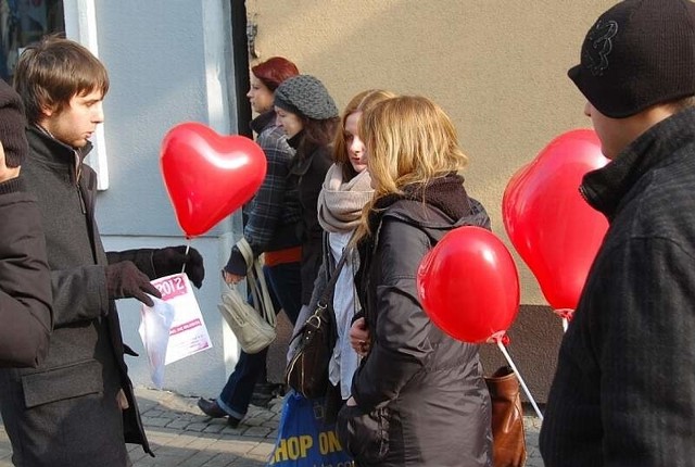 Z roku na rok do centrum krwiodawstwa zgłasza się coraz więcej osób, które w ten szczególny dla zakochanych dzień dzielą się miłością z bliźnim cząstką samego siebie.