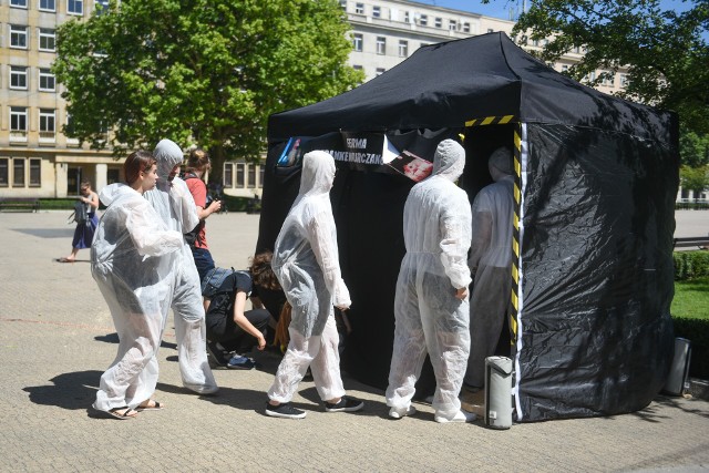 Pikieta na placu Wolności w Poznaniu: Otwarte Klatki - protestowali przeciwko warunkom hodowli drobiu