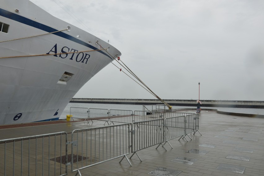 Wycieczkowiec "Astor" zacumował do gdyńskiego portu. Niecodzienny widok przy Molo Południowym [ZDJĘCIA]