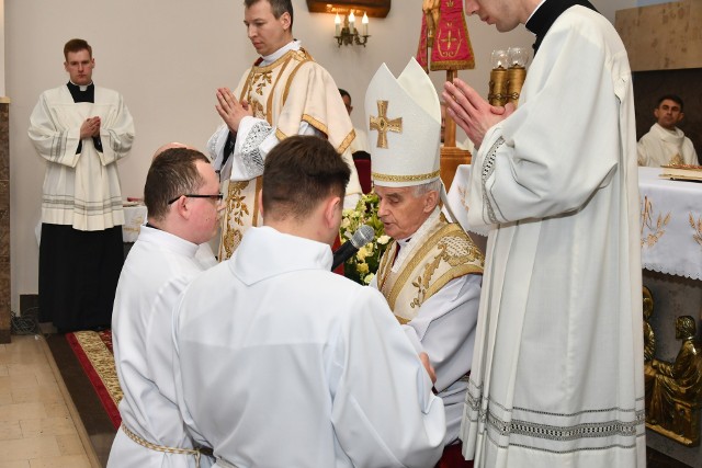 Diakon Piotr Kozłowski (pierwszy z lewej w okularach), podczas święceń. >>>Więcej zdjęć na kolejnych slajdach