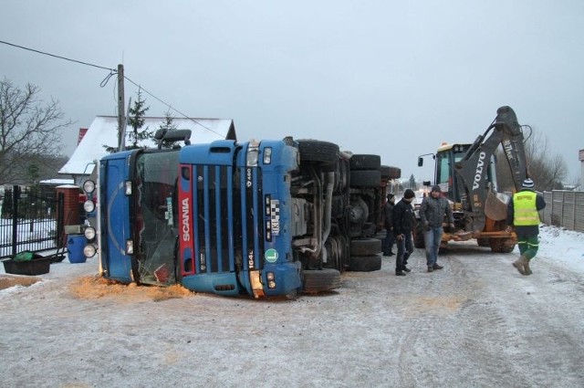 Wywrócona ciężarówka w Masłowie  