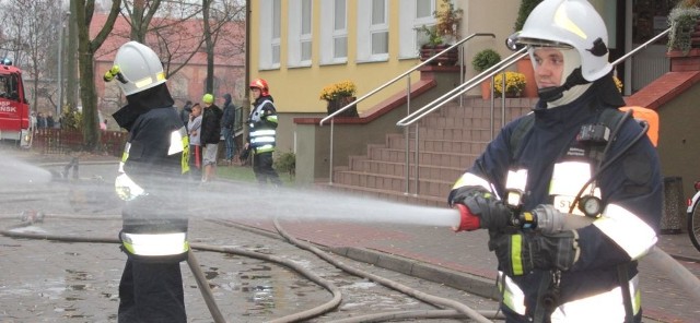Niedawne tragiczne wydarzenia w Bydgoszczy pokazały, że niewiele osób wie jak zachować się w tłumie ogarniętym paniką. Dlatego wiedzę o prawidłowych zachowaniach  uczniom wąbrzeskiego liceum przekazali strażacy.