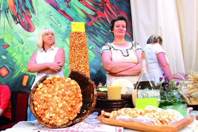 Biruta Zimnicka (z prawej) ze wsi Buraki już zgłosiła do konkursu komin – tradycyjne ciasto dojrzewające